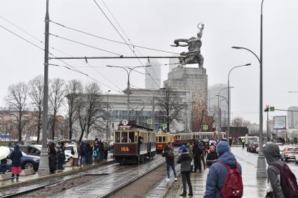 Москва.  Ретротрамвай у  Музейно-выставочного центра `Рабочий и колхозница`во время парада  трамваев   в честь 123-летия открытия первой трамвайной линии в Москве.