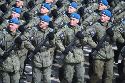 Московская область. Алабино. Курсанты Военно-воздушной академии имени Н. Е. Жуковского и Ю. А. Гагарина  на репетиции военного парада, приуроченного к 77-летию Победы в Великой Отечественной войне.