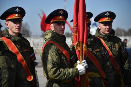 Московская область. Алабино. Знаменосца перед началом  репетиции военного парада, приуроченного к 77-летию Победы в Великой Отечественной войне.