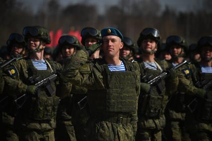 Московская область. Алабино. Военнослужащие  на репетиции военного парада, приуроченного к 77-летию Победы в Великой Отечественной войне.