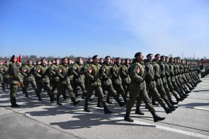 Московская область. Алабино. Военнослужащие  на репетиции военного парада, приуроченного к 77-летию Победы в Великой Отечественной войне.