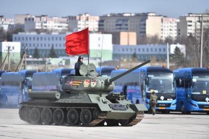 Московская область. Алабино.  Танк Т-34-85   на репетиции военного парада, приуроченного к 77-летию Победы в Великой Отечественной войне.