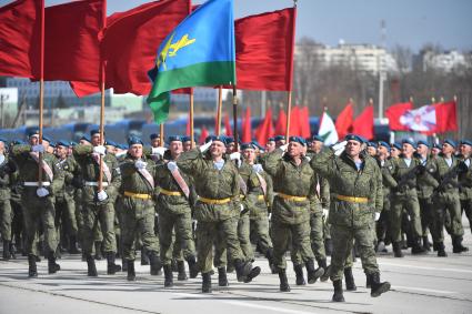 Московская область. Алабино. Воздушно-десантные войска  на репетиции военного парада, приуроченного к 77-летию Победы в Великой Отечественной войне.