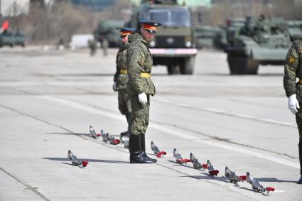 Московская область. Алабино. Военнослужащие   на репетиции военного парада, приуроченного к 77-летию Победы в Великой Отечественной войне.