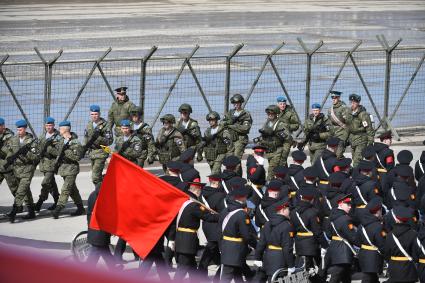 Московская область. Алабино. Военнослужащие  на репетиции военного парада, приуроченного к 77-летию Победы в Великой Отечественной войне.