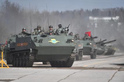 Московская область. Алабино. Военнослужащие боевых машинах десанта БМД-4  на репетиции военного парада, приуроченного к 77-летию Победы в Великой Отечественной войне.