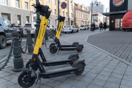 Владивосток. Прокатные электросамокаты на одной из улиц города.