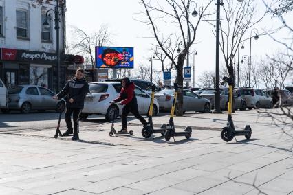 Владивосток. Прокатные электросамокаты на одной из улиц города.