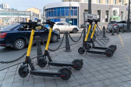 Владивосток. Прокатные электросамокаты на одной из улиц города.