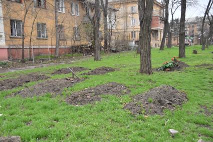 Донецкая область. г.Мариуполь. Могилы во дворе дома.