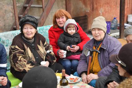 Донецкая область. г.Мариуполь. Местные жители отмечают Вербное воскресенье во дворе дома.