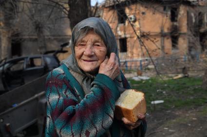 Донецкая область. г.Мариуполь. Местная жительница держит в руках хлеб.