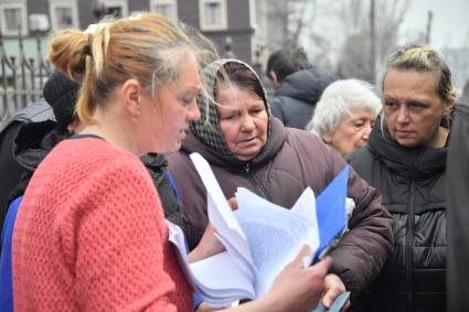 Украина. г.Мариуполь. Местные жители получают гуманитарную помощь.