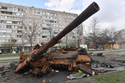 Украина. г.Мариуполь. Сгоревший танк.