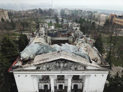 Украина. г.Мариуполь. Здание подорванного Драмтеатра.