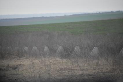 Украина. г.Мариуполь. Колючая проволока в поле.