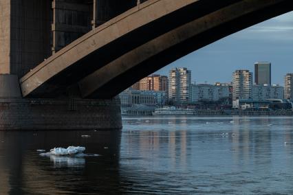 Красноярск. Весенний ледоход на реке Енисей.