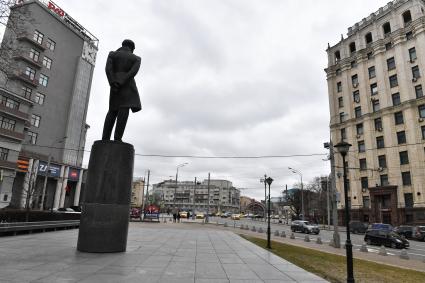 Москва. Памятник писателю Михаилу Лермонтову.