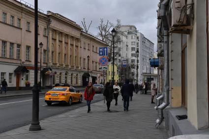 Москва. Горожане на одной из улиц города.