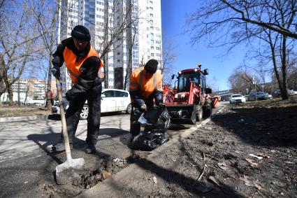 Московская область. Обитатели приюта для бездомных `Теплый прием` работают в коммунальных службах города.