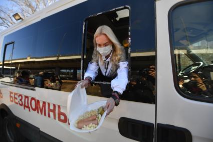 Московская область. Сотрудница приюта для бездомных `Теплый прием` Юлия Каганер
раздает бесплатные обеды бездомным.