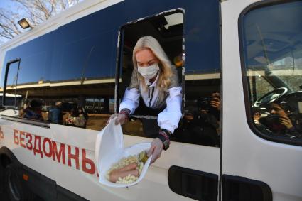 Московская область. Сотрудница  приюта для бездомных `Теплый прием` Юлия Каганер
 раздает бесплатные обеды бездомным.