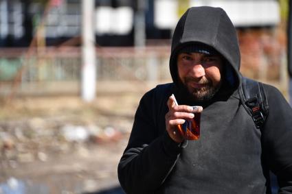 Московская область. Сотрудники приюта для бездомных `Теплый прием` раздают бесплатные обеды бездомным.