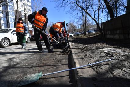 Московская область. Обитатели приюта для бездомных `Теплый прием` работают в коммунальных службах города.