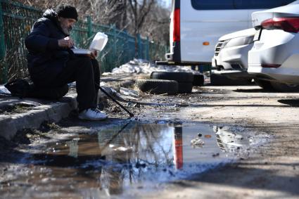 Московская область. Сотрудники приюта для бездомных `Теплый прием`  раздают бесплатные обеды бездомным.