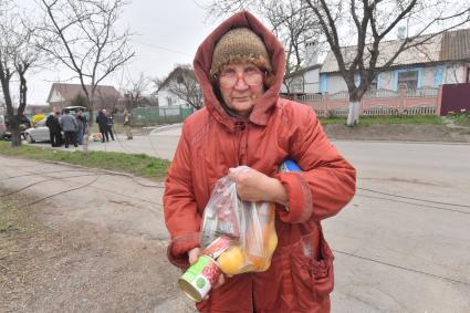 Украина. г.Мариуполь. Местные жители получают гуманитарную помощь.