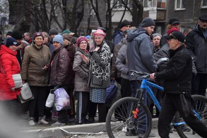 Украина. г.Мариуполь. Люди стоят в очереди за гуманитарной помощью.