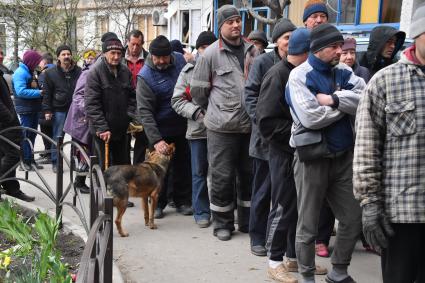 Украина. г.Мариуполь. Раздача гуманитарной помощи местным жителям.