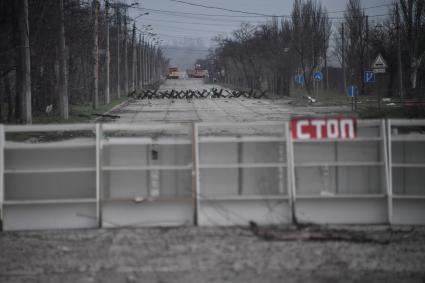 Украина. г.Мариуполь. Противотанковые ежи на дороге.