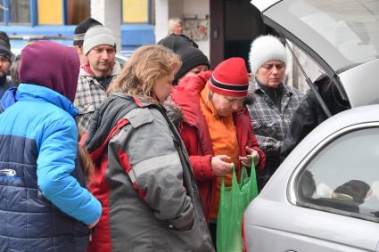 Украина. г.Мариуполь. Раздача гуманитарной помощи местным жителям.