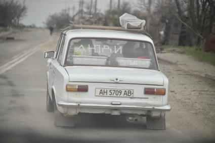 Украина. г.Мариуполь. Надпись `Люди` на стекле автомобиля.