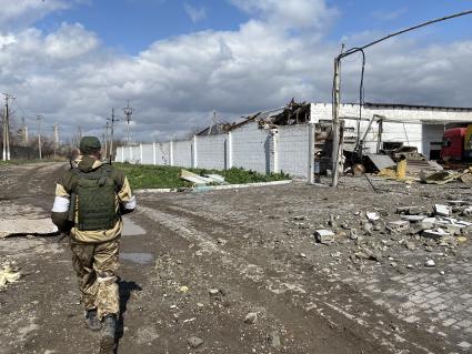 Донецкая область. г.Мариуполь. Боец батальона `Восток` ДНР в промзоне рядом с заводом `Азовсталь`, где находятся военнослужащие ВСУ.