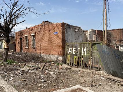 Донецкая область. г.Мариуполь. Надпись на воротах `Дети`.