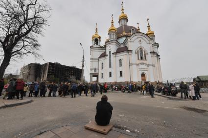 Донецкая область. г. Мариуполь.  Очередь у храма Покрова Божьей МАтери за гуманитарной помощью.