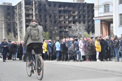 Донецкая область. г. Мариуполь.  Очередь у храма Покрова Божьей МАтери за гуманитарной помощью.