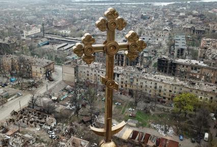 Донецкая область. г. Мариуполь.  Панорама разрушенного города с купола  храма Покрова Божьей Матери.