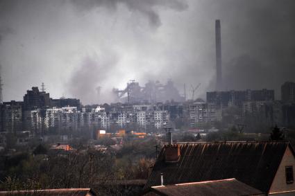 Донецкая область. г. Мариуполь.  Столбы дыма над `Азовсталью`.