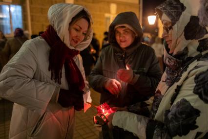 Красноярск. Верующие на пасхальном богослужении в храме св. Иоанна Предтечи.