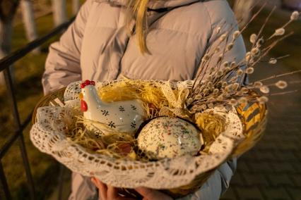 Красноярск. Девушка после освящения пасхальных куличей.