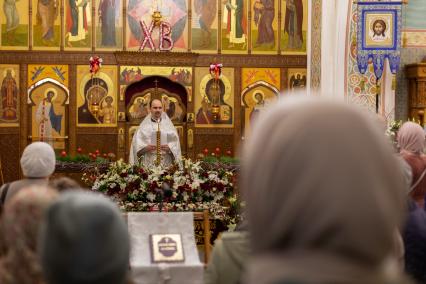 Красноярск. Верующие и священнослужитель во время пасхальной службы в храме св. Иоанна Предтечи.