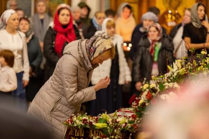 Красноярск. Верующие на пасхальном богослужении в храме св. Иоанна Предтечи.