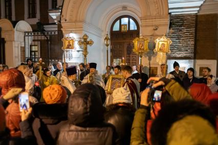 Красноярск. Верующие и священнослужители во время пасхальной службы в храме св. Иоанна Предтечи.