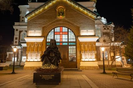 Красноярск. Памятник архиепископу Луке у храма св. Иоанна Предтечи.