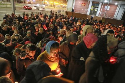 Барнаул. Верующие на пасхальном богослужении в церкви.