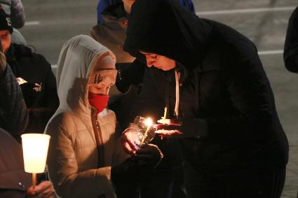 Барнаул. Верующие на пасхальном богослужении в церкви.