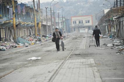 Донецкая область. г. Мариуполь. Люди в разрушенной в резульбате боев центральной  части города.